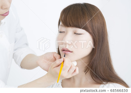 女人化妝 68566830