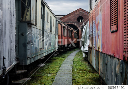 Rusty old trains in station 68567491