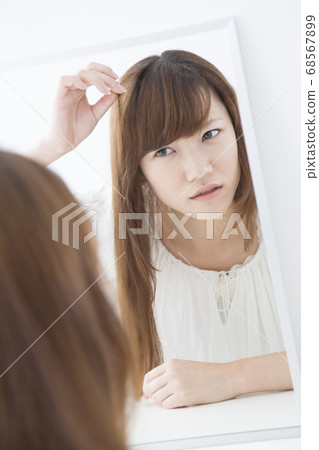 Damaged hair 68567899