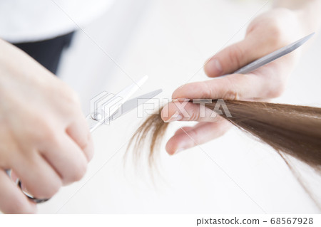 剪頭髮的美髮師的手 68567928