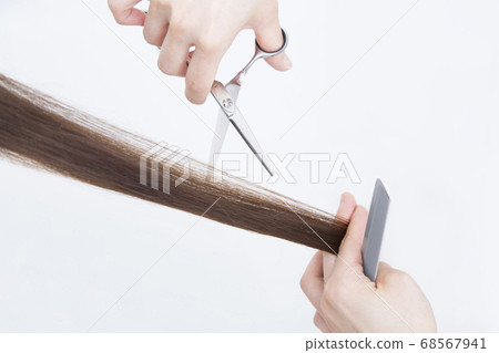 剪頭髮的美髮師的手 剪頭髮的美髮師的手 68567941