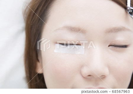 一個女人睫毛擴展 一個女人睫毛擴展 68567963