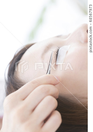 一個女人睫毛擴展 68567973