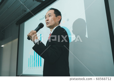 業務介紹五十多歲的男性 68568712