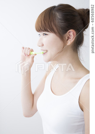 A woman who brushes teeth 68568982