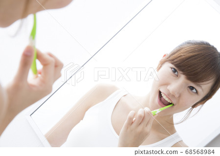 A woman who brushes teeth 68568984