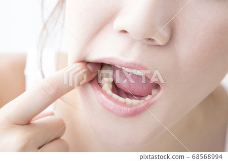 檢查牙齒的女人 檢查牙齒的女人 68568994