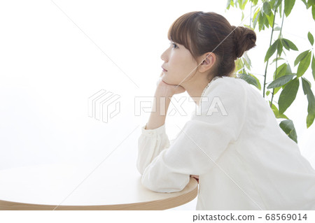 A lady with a cheeks stick 68569014