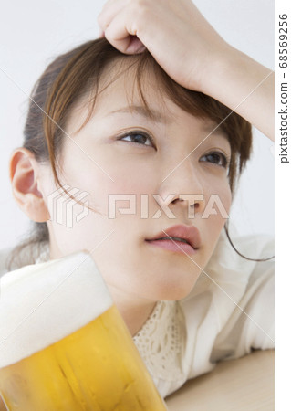 女人喝啤酒喝醉了 68569256