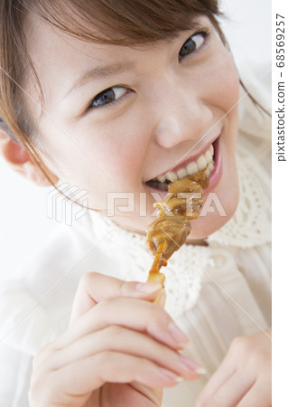 女人吃烤雞肉串 68569257