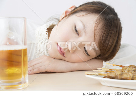 女人喝啤酒喝醉了 68569260