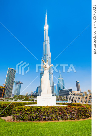 Win Victory Love statue, Dubai 68570323