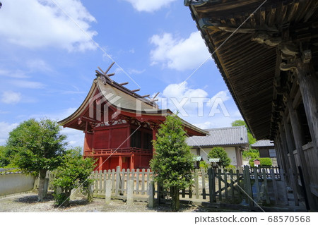 Jodo-ji Temple with a statue of Amida Sanson by Buddhist master Kaikei Jodo-ji Temple with a statue of Amida Sanson by Buddhist master Kaikei 68570568