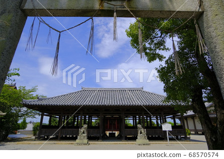 Jodo-ji Temple with a statue of Amida Sanson by Buddhist master Kaikei 68570574