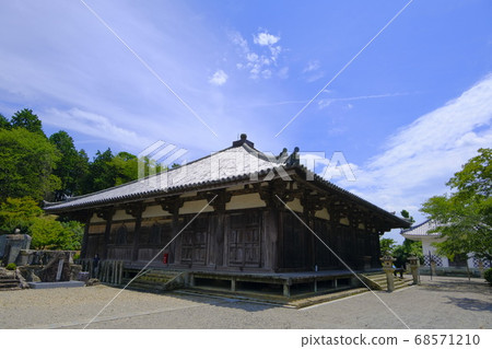 Jodo-ji Temple with a statue of Amida Sanson by Buddhist master Kaikei 68571210