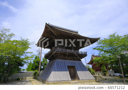 Jodo-ji Temple with a statue of Amida Sanson by Buddhist master Kaikei 68571212