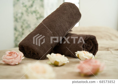 Rolled towels on a beauty salon bed 68573852