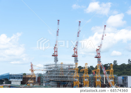 Crane and blue sky 68574360
