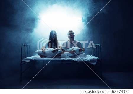 Crazy man and woman screams in bed, psychedelic 68574381