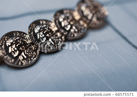 Gold hair accessories 68575571