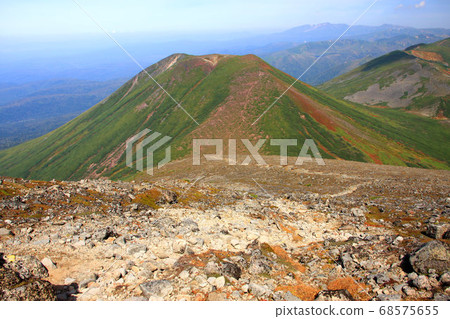 從美瑛山看秋天的美瑛富士山和背面的大雪 68575655