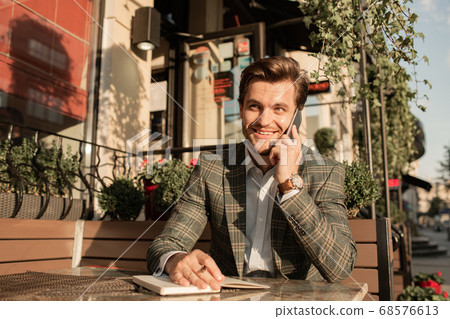 businessman working at the table in open coffee 68576613