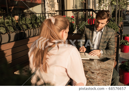 businessman working at the table in open coffee 68576657