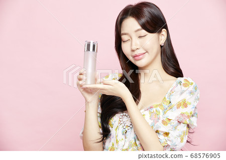 美麗的花朵在綠色背景上 68576905