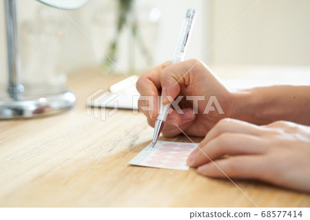 Woman dating reward card at beauty salon 68577414