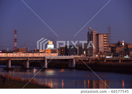 傍晚的鶴見河和東急東橫線（筑波島，港北區，橫濱市） 68577545