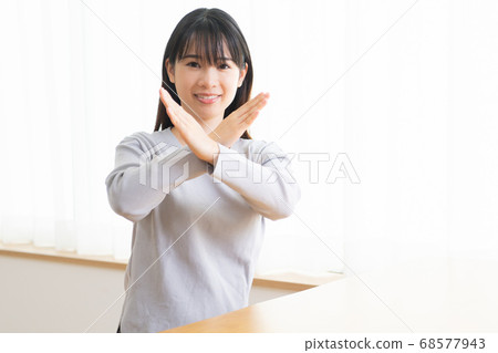 年輕女子使ng標誌 68577943