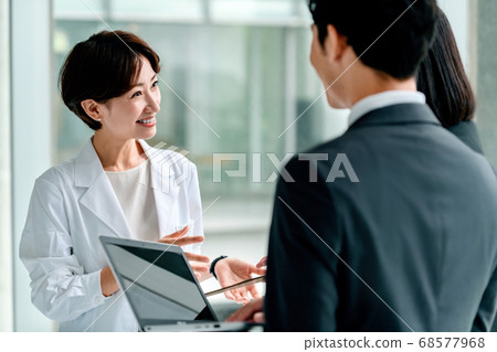 Female doctor and MR meeting in hospital Female doctor and MR meeting in hospital 68577968