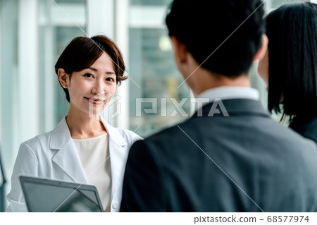 女醫生和MR會議在醫院 女醫生和MR會議在醫院 68577974