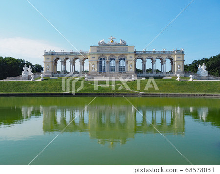 Austria Vienna Gloriette in the garden of Schoenbrunn Palace Austria Vienna Gloriette in the garden of Schoenbrunn Palace 68578031