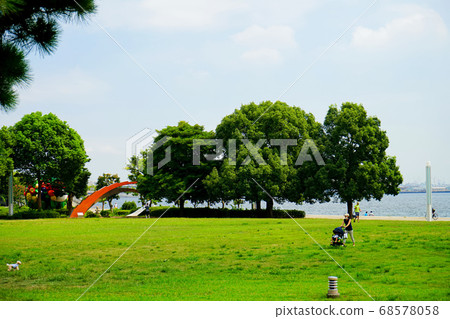 Rinko Park Lawn Park on a sunny day 68578058