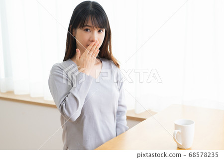 少婦掩藏的嘴 68578235