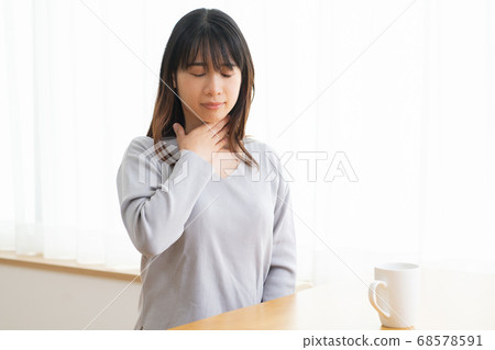 A young woman with a sore throat 68578591