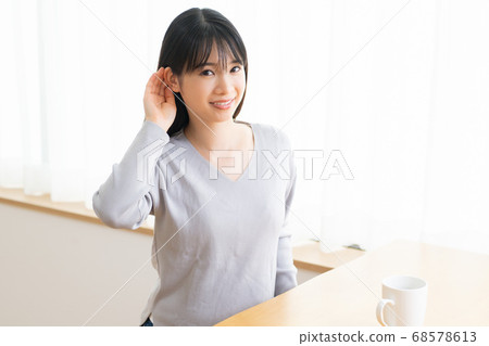 年輕女子聽 68578613