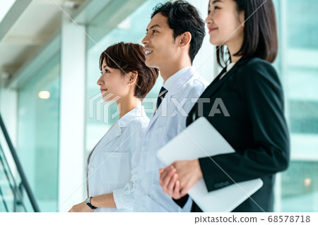 A doctor in a white coat and an MR woman in a suit lined up at a hospital 68578718