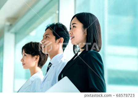 A doctor in a white coat and an MR woman in a suit lined up at a hospital 68578723