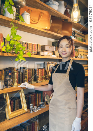 Antique shop clerk curator appraiser 68579054