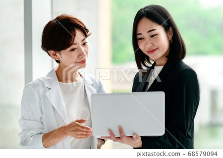 Female doctor and businesswoman meeting in hospital 68579094