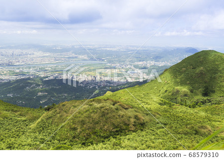 Qixing Mountain overlooks Taipei City 68579310