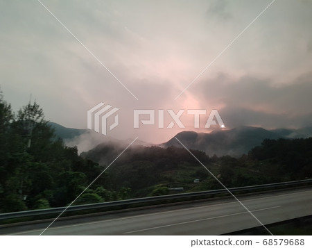 山，日落，雲，雲海 68579688