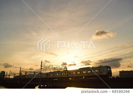 京成電鐵在黃昏時穿過中川大橋 京成電鐵在黃昏時穿過中川大橋 68580266