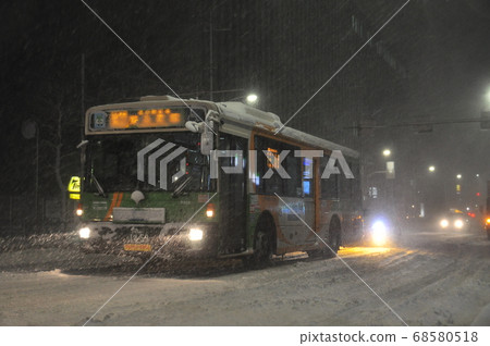 東京大雪深夜巴士風光 東京大雪深夜巴士風光 68580518