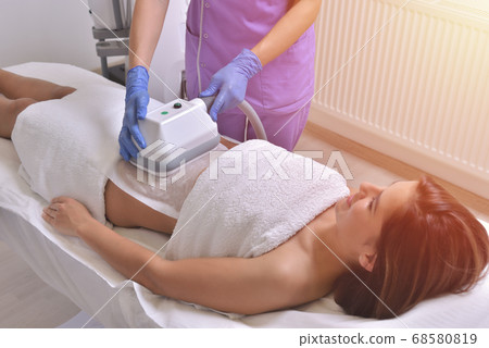 Beautiful young woman getting cryolipolyse 68580819