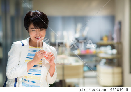 Women in their 40s enjoying shopping 68581046