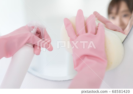 清洗鏡子在浴室消毒的年輕女子 清洗鏡子在浴室消毒的年輕女子 68581420