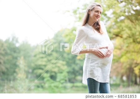 Expecting woman in nature 68581853